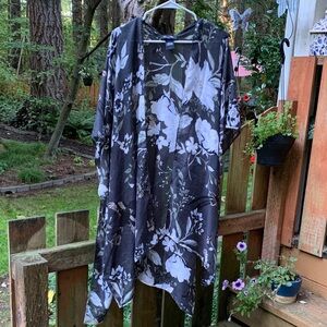 Marcus Adler Floral Design Kimono